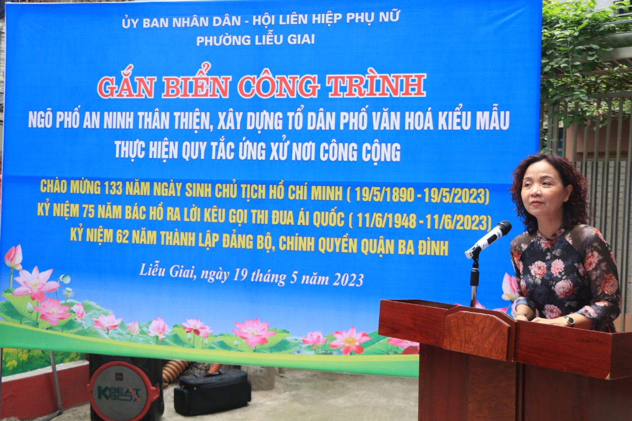 Gắn biển công trình “Ngõ phố an ninh thân thiện, xây dựng tổ dân phố kiểu mẫu trong thực hiện quy tắc ứng xử nơi công cộng” - ảnh 4