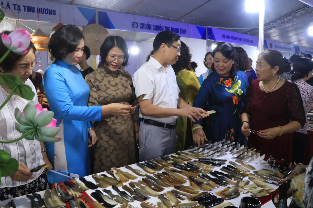 Hội LHPN Hà Nội: Tôn vinh đóng góp của phụ nữ trong xây dựng gia đình hạnh phúc, nông thôn mới, đô thị văn minh - ảnh 4