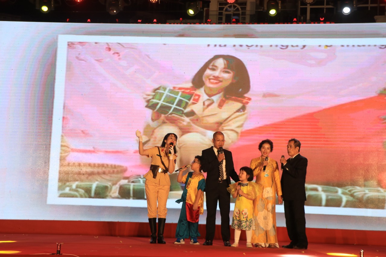 Hội LHPN Hà Nội: Tôn vinh đóng góp của phụ nữ trong xây dựng gia đình hạnh phúc, nông thôn mới, đô thị văn minh - ảnh 8