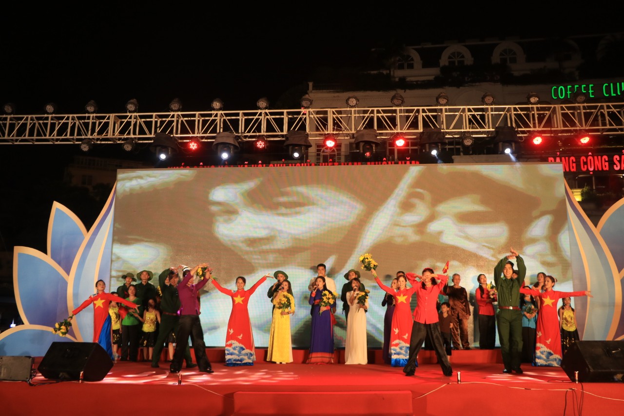 Hội LHPN Hà Nội: Tôn vinh đóng góp của phụ nữ trong xây dựng gia đình hạnh phúc, nông thôn mới, đô thị văn minh - ảnh 10