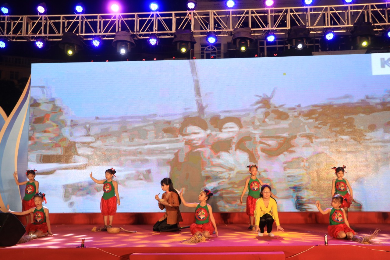 Hội LHPN Hà Nội: Tôn vinh đóng góp của phụ nữ trong xây dựng gia đình hạnh phúc, nông thôn mới, đô thị văn minh - ảnh 11