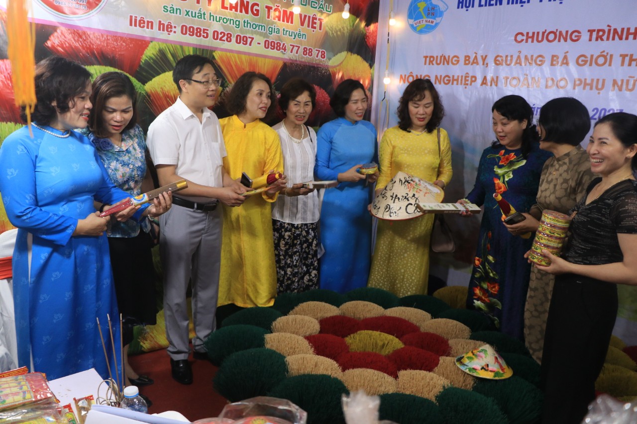 Hội LHPN Hà Nội: Tôn vinh đóng góp của phụ nữ trong xây dựng gia đình hạnh phúc, nông thôn mới, đô thị văn minh - ảnh 3