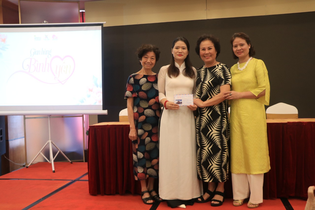 Khai trương “Gian hàng Bình yên”: Gây quỹ hỗ trợ nạn nhân bị bạo lực gia đình và mua bán người - ảnh 3