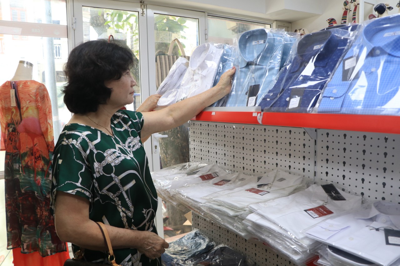 Khai trương “Gian hàng Bình yên”: Gây quỹ hỗ trợ nạn nhân bị bạo lực gia đình và mua bán người - ảnh 5