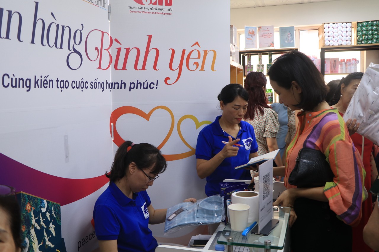 Khai trương “Gian hàng Bình yên”: Gây quỹ hỗ trợ nạn nhân bị bạo lực gia đình và mua bán người - ảnh 1
