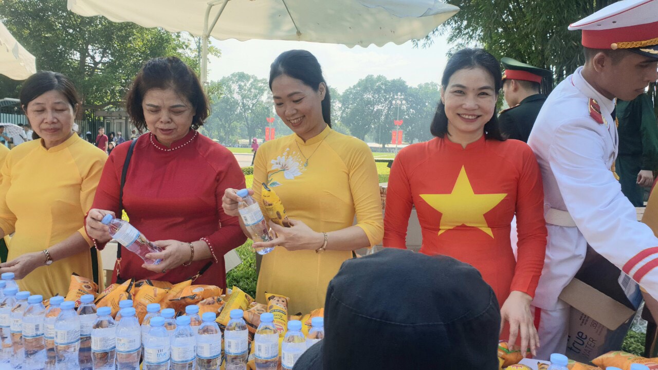 Hội LHPN quận Ba Đình: Tham gia hỗ trợ người dân vào lăng viếng Bác trong ngày Quốc khánh - ảnh 1