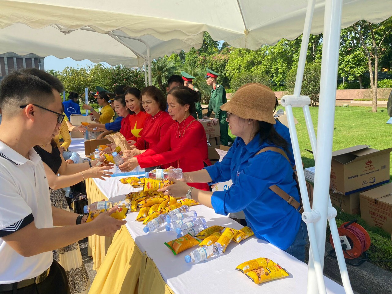 Hội LHPN quận Ba Đình: Tham gia hỗ trợ người dân vào lăng viếng Bác trong ngày Quốc khánh - ảnh 2