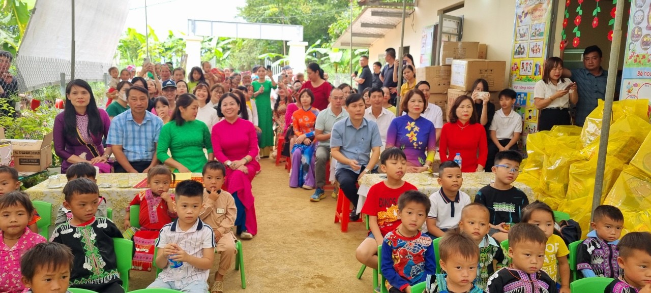 Hội LHPN quận Long Biên: Thăm, tặng quà trẻ em dân tộc thiểu số tại xã Xà Hồ, tỉnh Yên Bái - ảnh 2