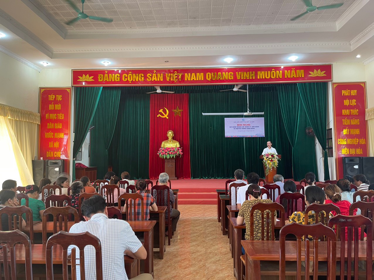 Hội LHPN huyện Chương Mỹ: Tuyên truyền kiến thức bình đẳng giới, phổ biến giáo dục pháp luật cho báo cáo viên, tuyên truyền viên vùng đồng bào dân tộc thiểu số - ảnh 2