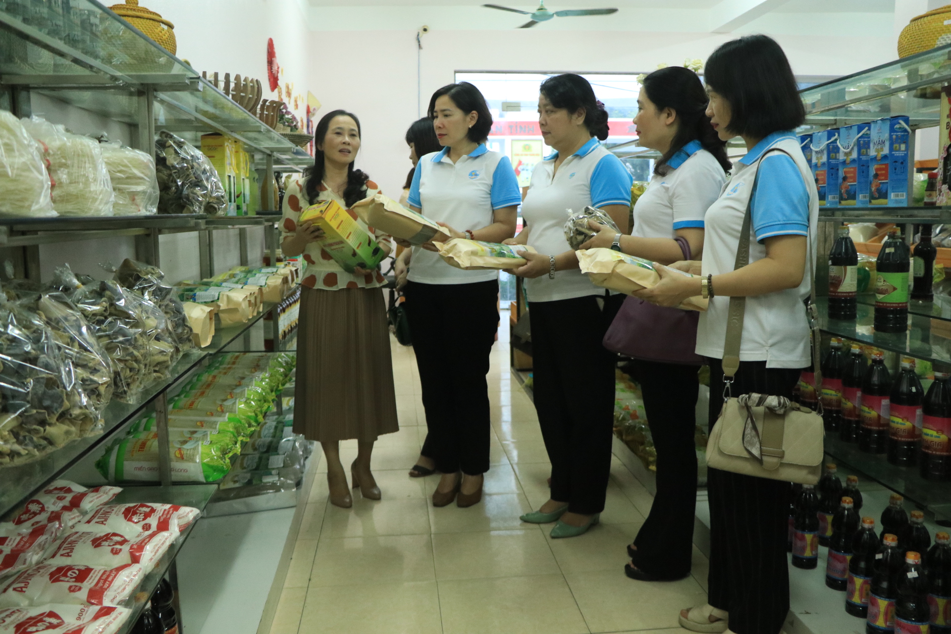 Hội LHPN Hà Nội: Trao đổi kinh nghiệm công tác Hội và tuyên truyền, phổ biến pháp luật tại Thanh Hóa - ảnh 14