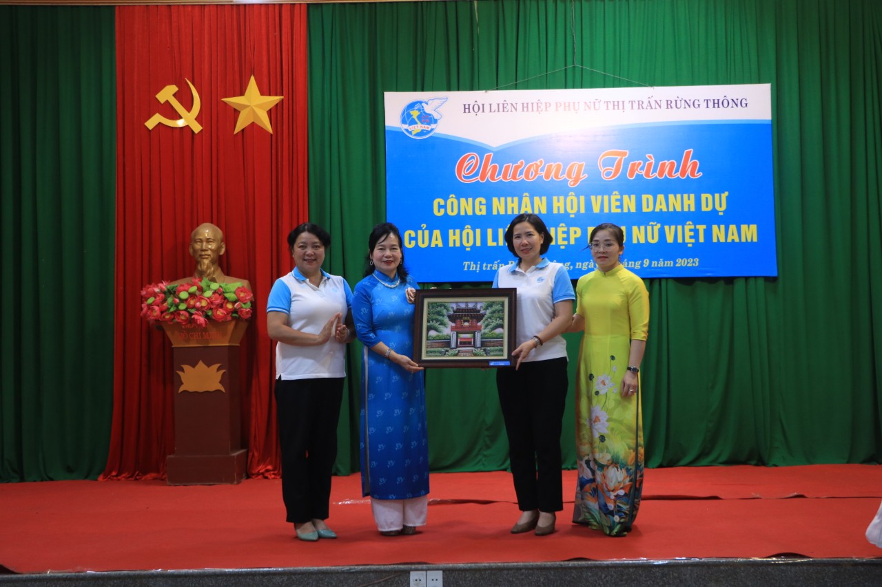 Hội LHPN Hà Nội: Trao đổi kinh nghiệm công tác Hội và tuyên truyền, phổ biến pháp luật tại Thanh Hóa - ảnh 6