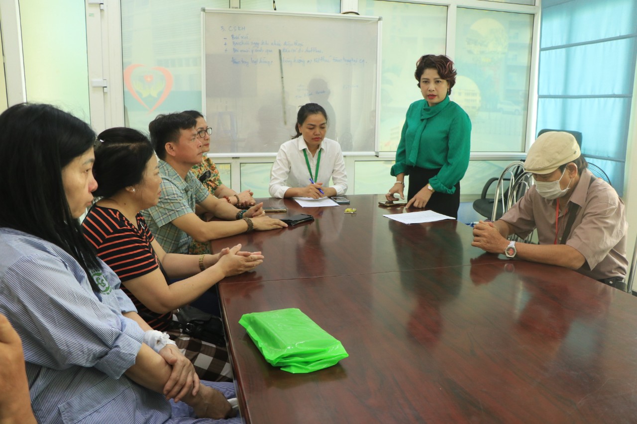 Thăm, hỗ trợ kinh phí cho 27 nạn nhân trong vụ cháy chung cư mini đang điều trị tại bệnh viện Bạch Mai - ảnh 3