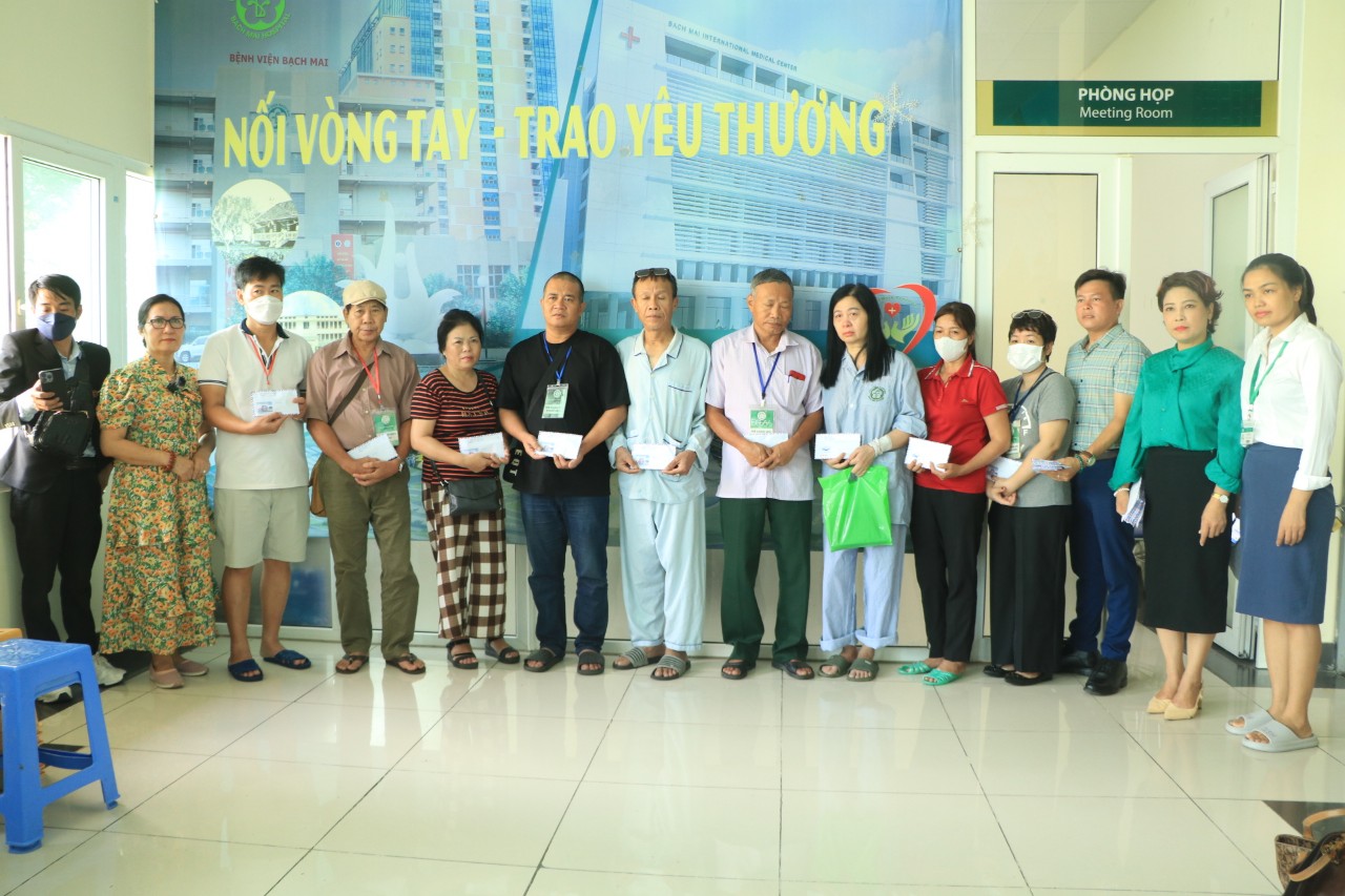 Thăm, hỗ trợ kinh phí cho 27 nạn nhân trong vụ cháy chung cư mini đang điều trị tại bệnh viện Bạch Mai - ảnh 2