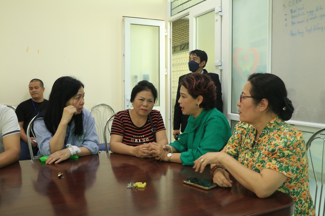 Thăm, hỗ trợ kinh phí cho 27 nạn nhân trong vụ cháy chung cư mini đang điều trị tại bệnh viện Bạch Mai - ảnh 4