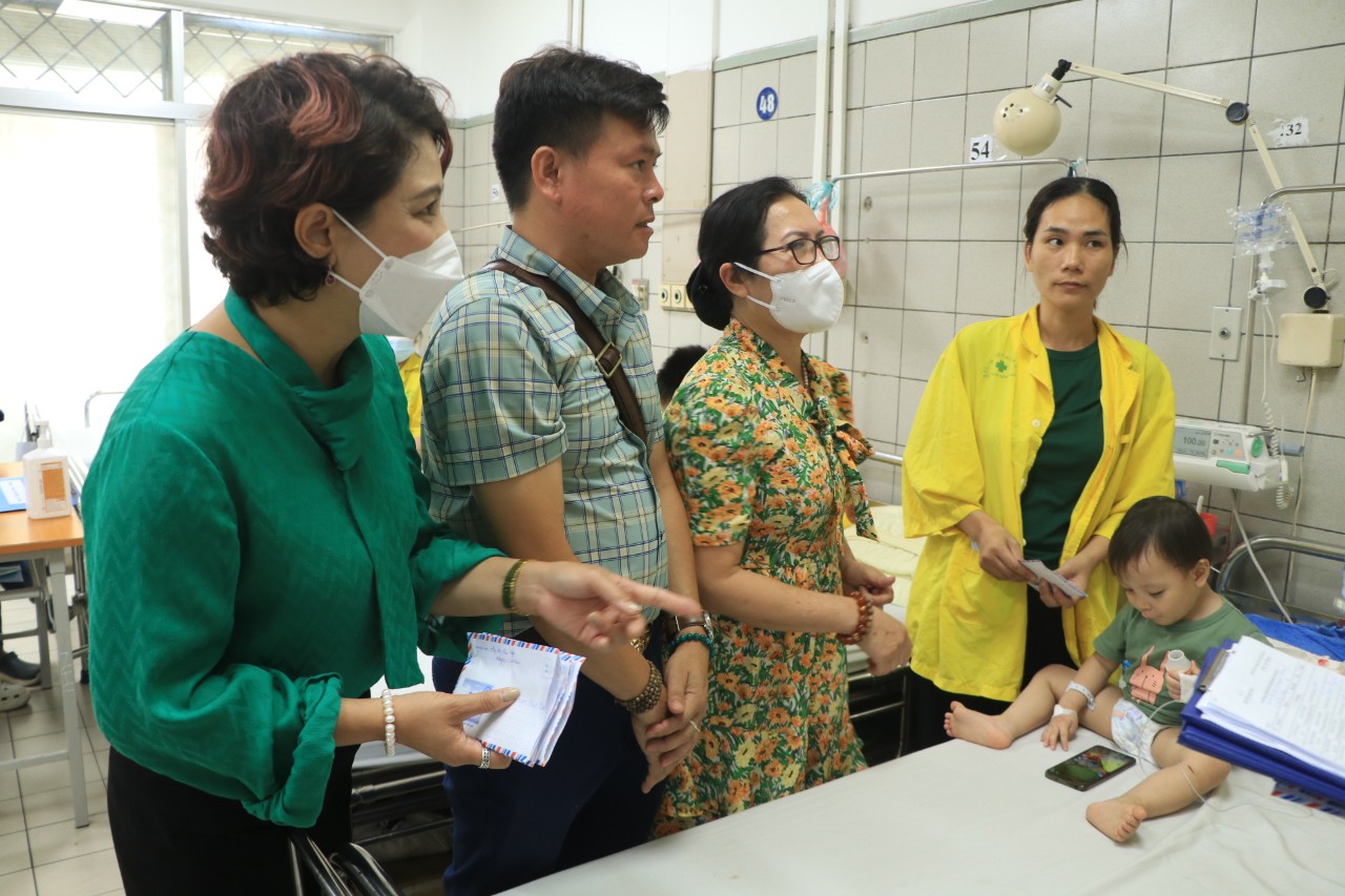 Thăm, hỗ trợ kinh phí cho 27 nạn nhân trong vụ cháy chung cư mini đang điều trị tại bệnh viện Bạch Mai - ảnh 5