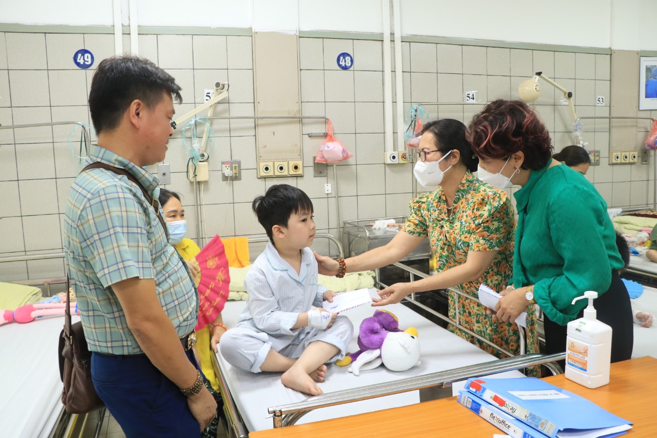 Thăm, hỗ trợ kinh phí cho 27 nạn nhân trong vụ cháy chung cư mini đang điều trị tại bệnh viện Bạch Mai - ảnh 6