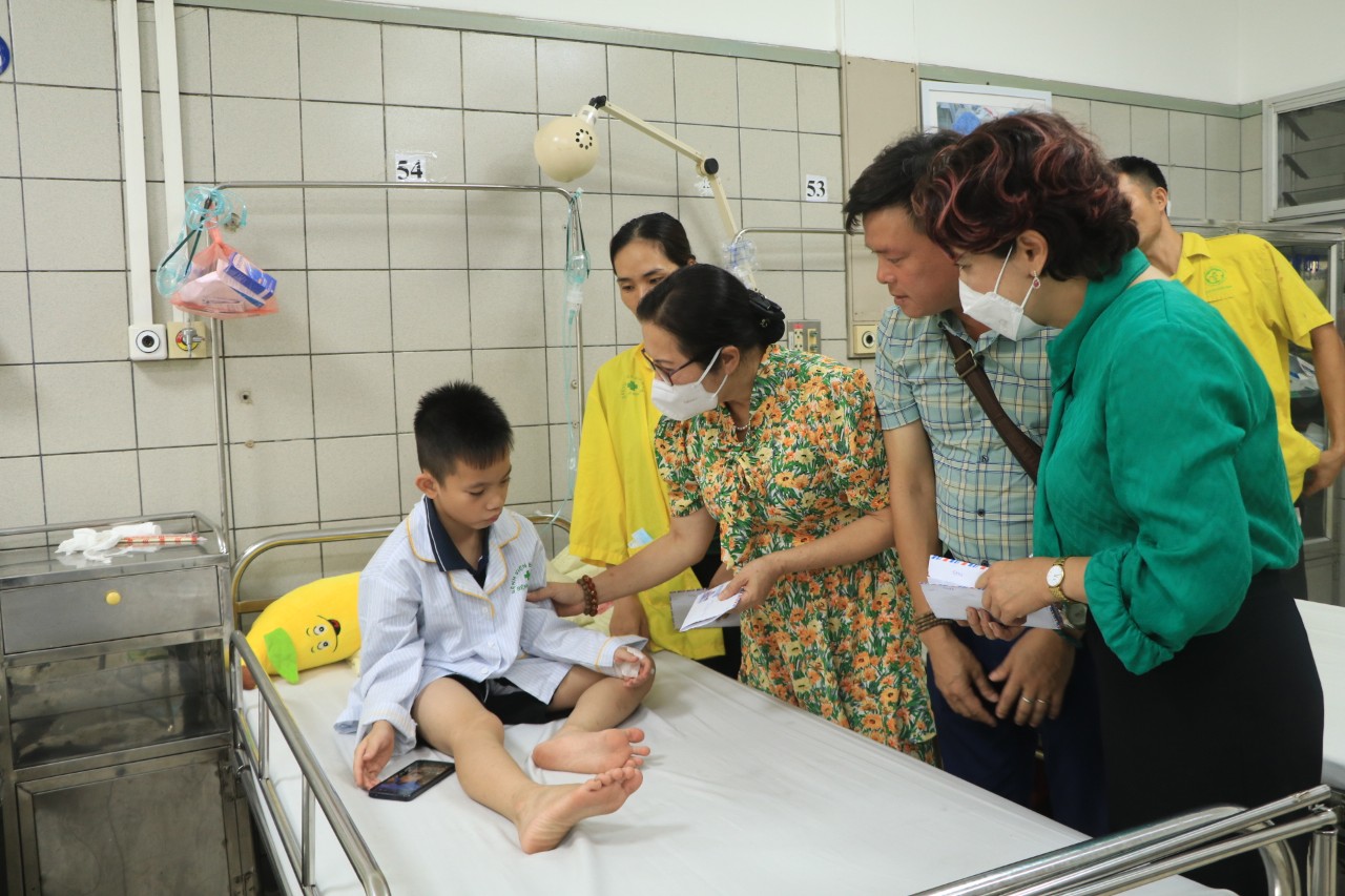 Thăm, hỗ trợ kinh phí cho 27 nạn nhân trong vụ cháy chung cư mini đang điều trị tại bệnh viện Bạch Mai - ảnh 7