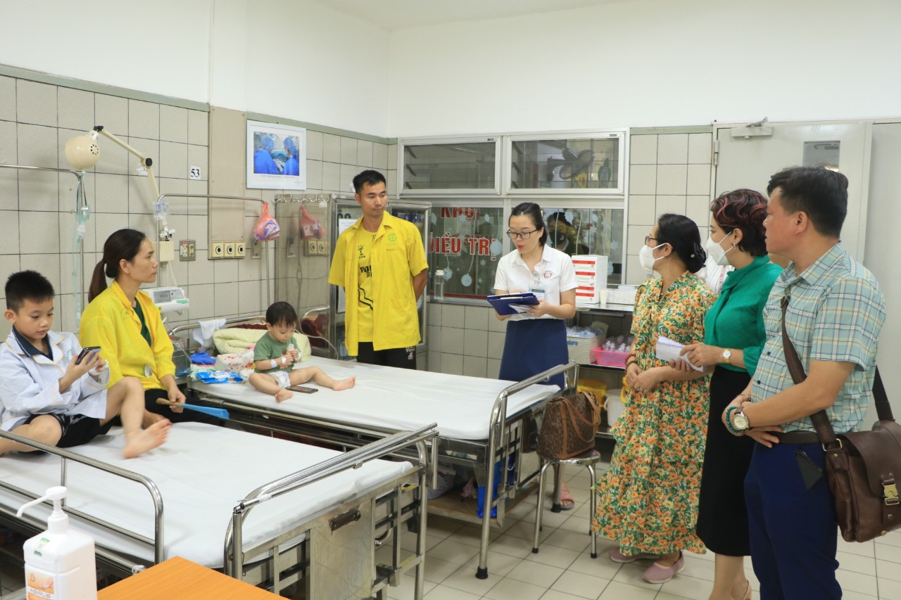 Thăm, hỗ trợ kinh phí cho 27 nạn nhân trong vụ cháy chung cư mini đang điều trị tại bệnh viện Bạch Mai - ảnh 8
