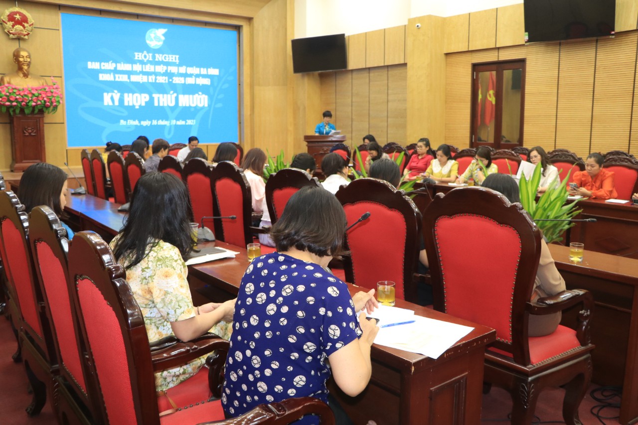 Đồng chí Phó Bí thư Thường trực Quận ủy, Chủ tịch HĐND quận Ba Đình trở thành hội viên danh dự Hội LHPN Quận - ảnh 2