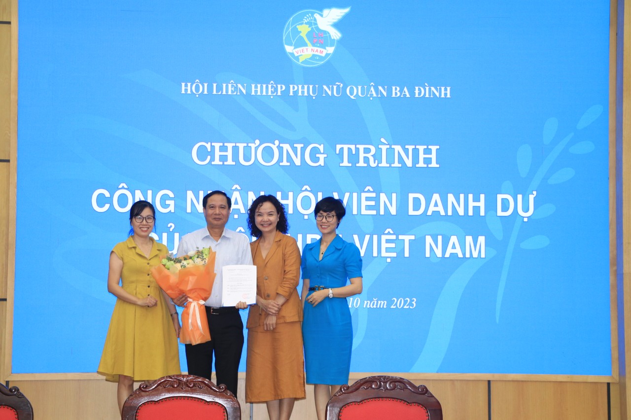 Đồng chí Phó Bí thư Thường trực Quận ủy, Chủ tịch HĐND quận Ba Đình trở thành hội viên danh dự Hội LHPN Quận - ảnh 7
