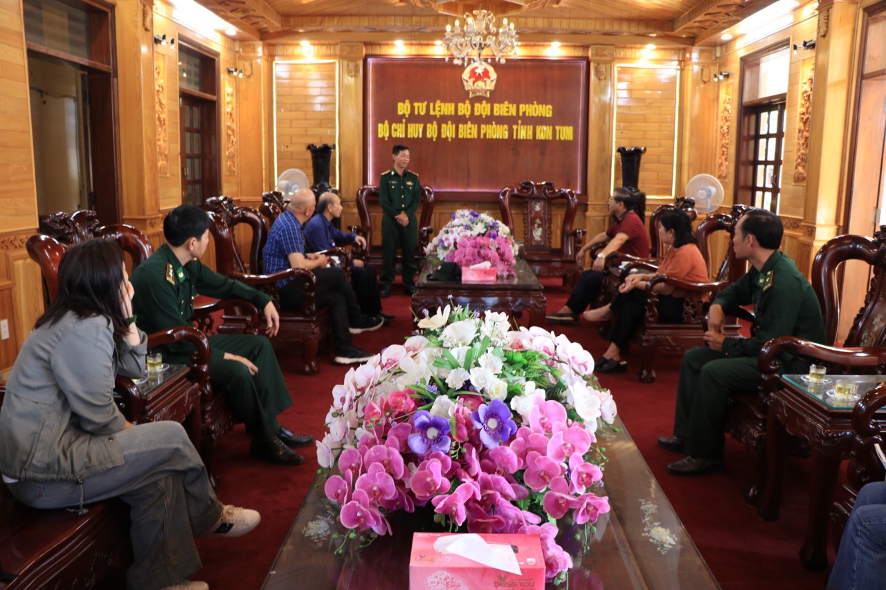 Phóng viên cơ quan báo chí Hà Nội đến với bộ đội biên phòng tỉnh Kon Tum và Quảng Ngãi - ảnh 1
