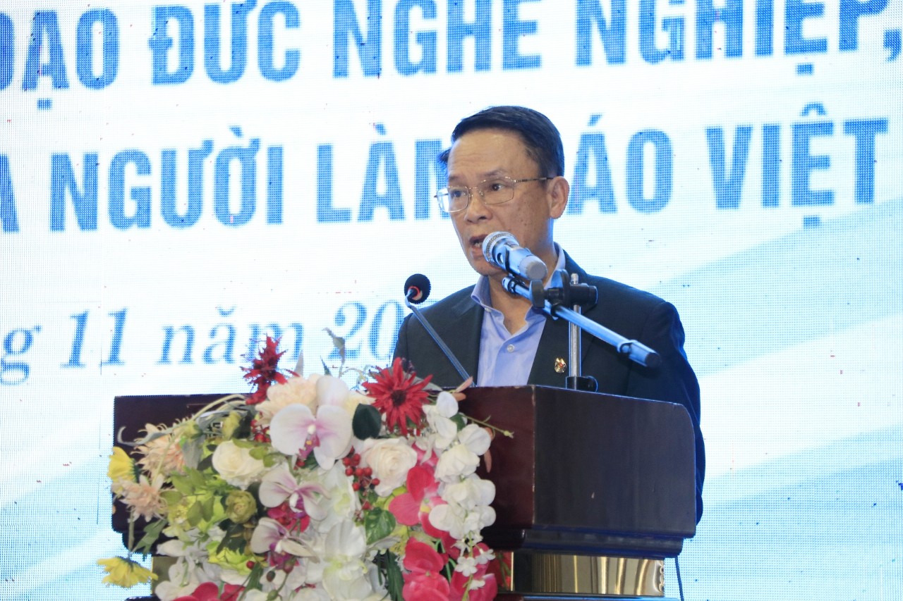 Mỗi khi cầm bút, hãy đặt câu hỏi viết thế nào để xứng đáng là “chiến sỹ trên mặt tư tưởng văn hóa của Đảng” - ảnh 2