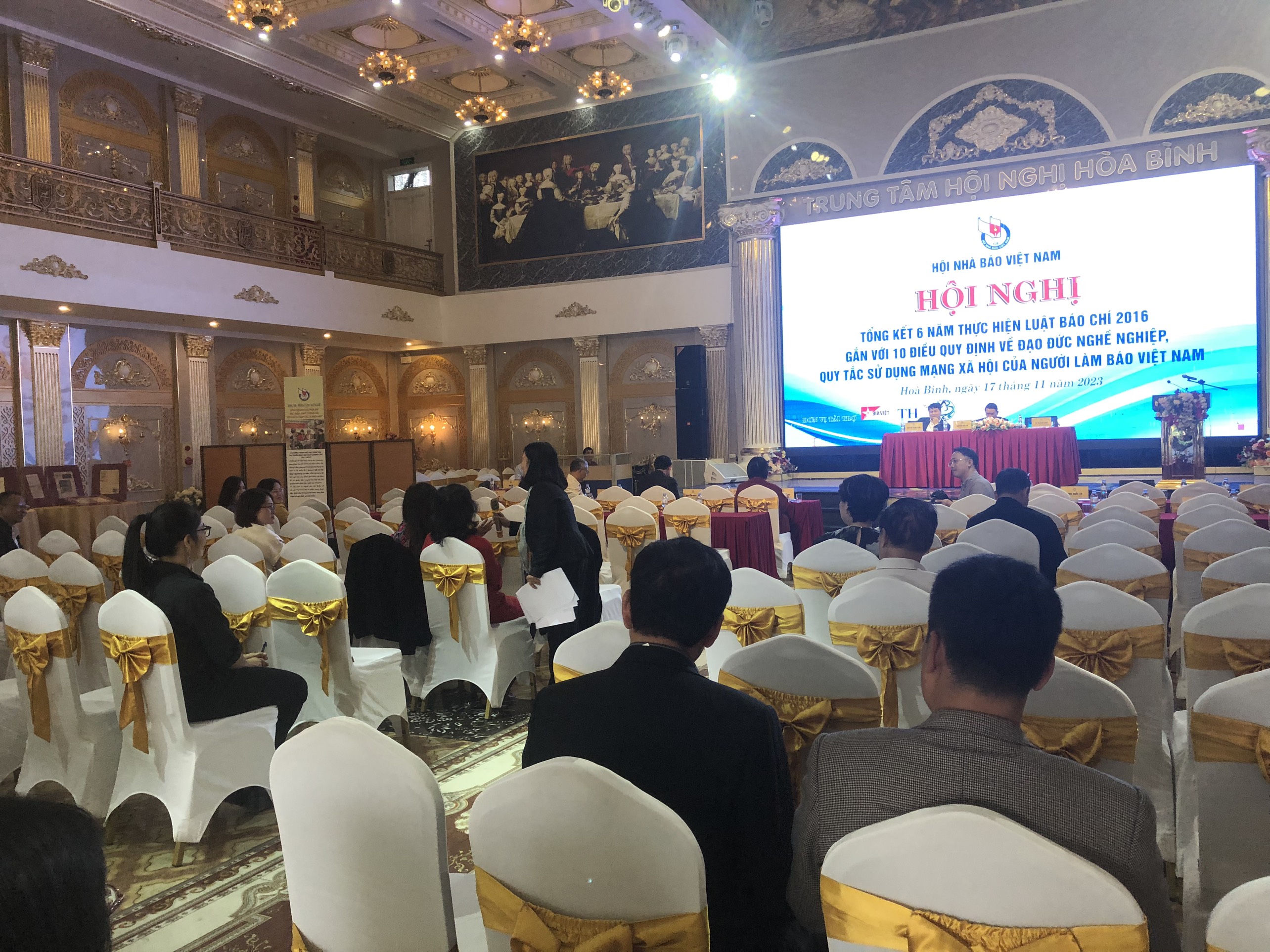 Mỗi khi cầm bút, hãy đặt câu hỏi viết thế nào để xứng đáng là “chiến sỹ trên mặt tư tưởng văn hóa của Đảng” - ảnh 4