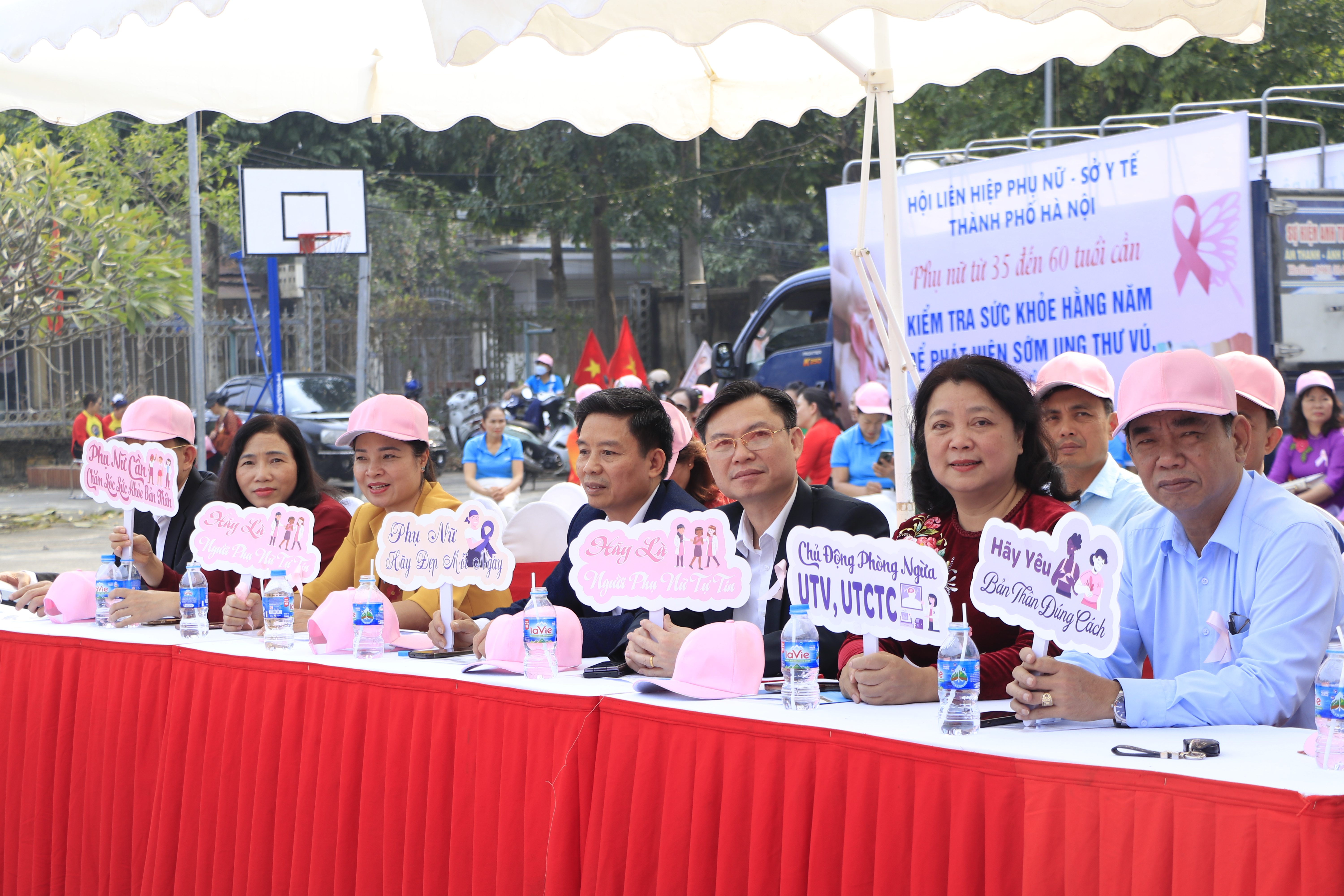 Cùng “đeo nơ hồng” vì những người phụ nữ tôi yêu - ảnh 1