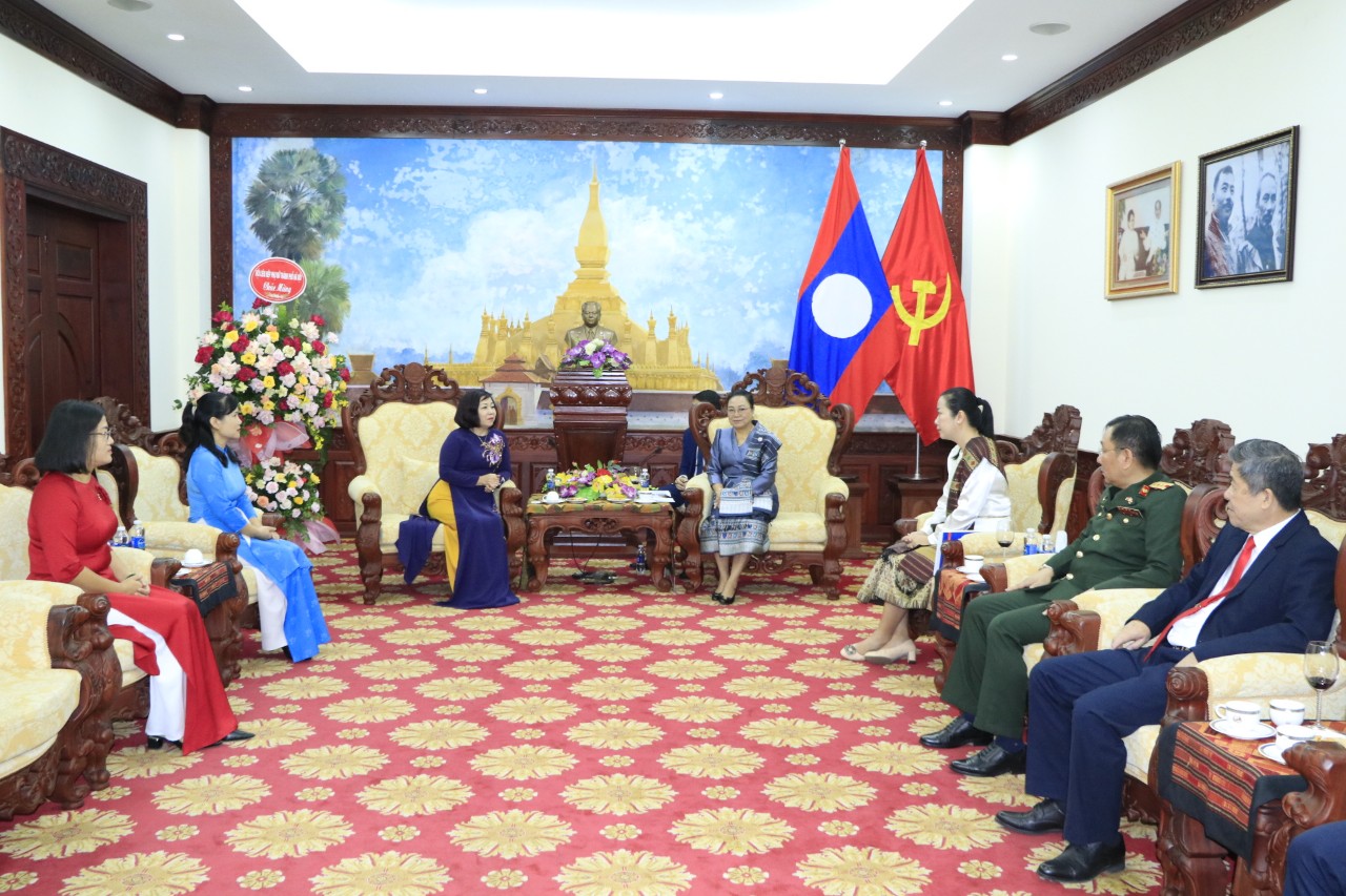 Hội LHPN Hà Nội: Chúc mừng 48 năm Quốc khánh nước CHDCND Lào - ảnh 2