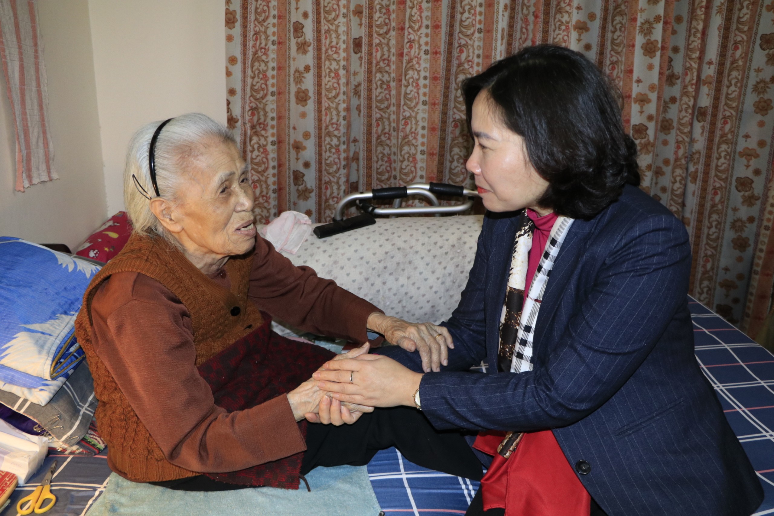 Hội LHPN Hà Nội: Thăm, chúc Tết các Mẹ Việt Nam anh hùng, cán bộ phụ nữ tham gia kháng chiến và tiếp quản Thủ đô - ảnh 8