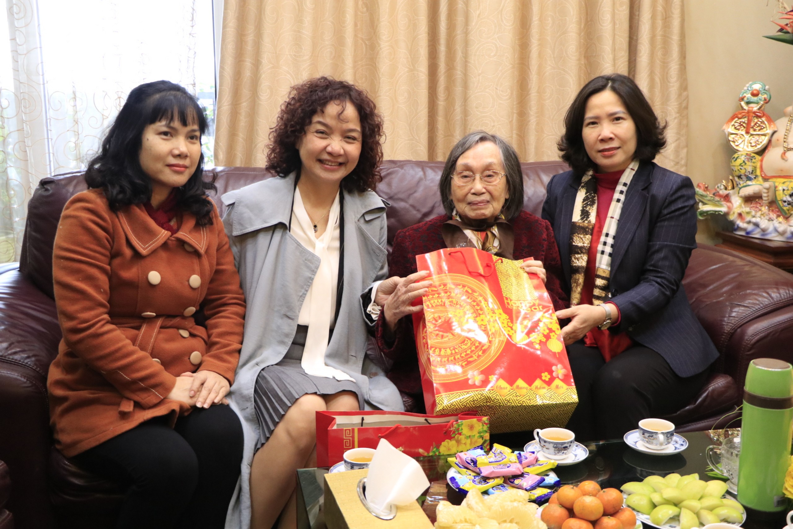 Hội LHPN Hà Nội: Thăm, chúc Tết các Mẹ Việt Nam anh hùng, cán bộ phụ nữ tham gia kháng chiến và tiếp quản Thủ đô - ảnh 5