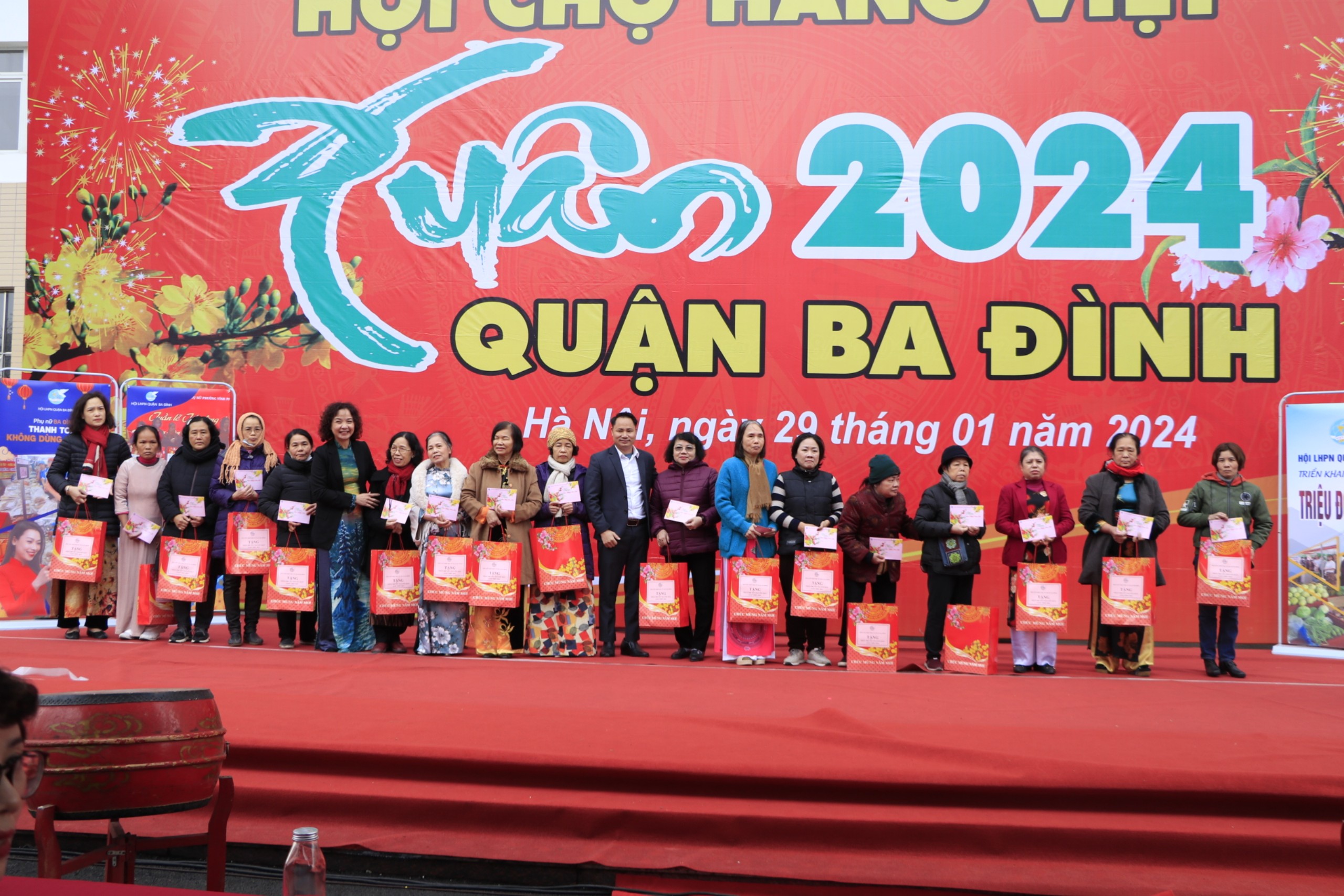Tặng 125 suất quà cho phụ nữ khó khăn trị giá gần 90 triệu đồng - ảnh 3