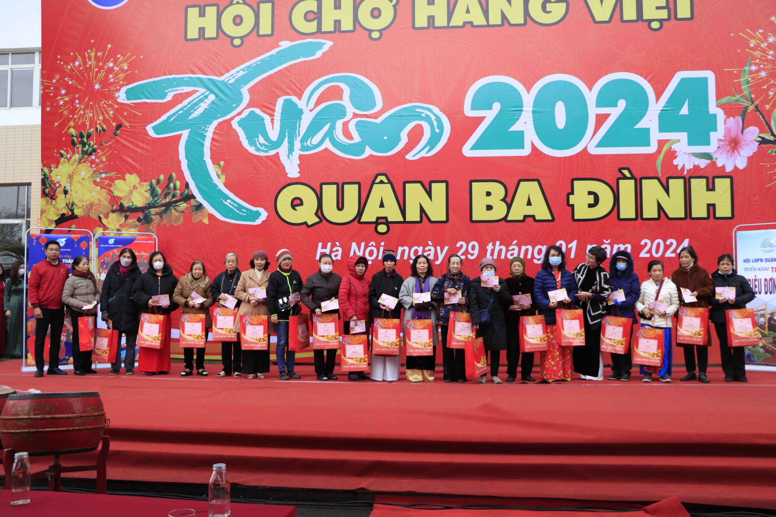 Tặng 125 suất quà cho phụ nữ khó khăn trị giá gần 90 triệu đồng - ảnh 4