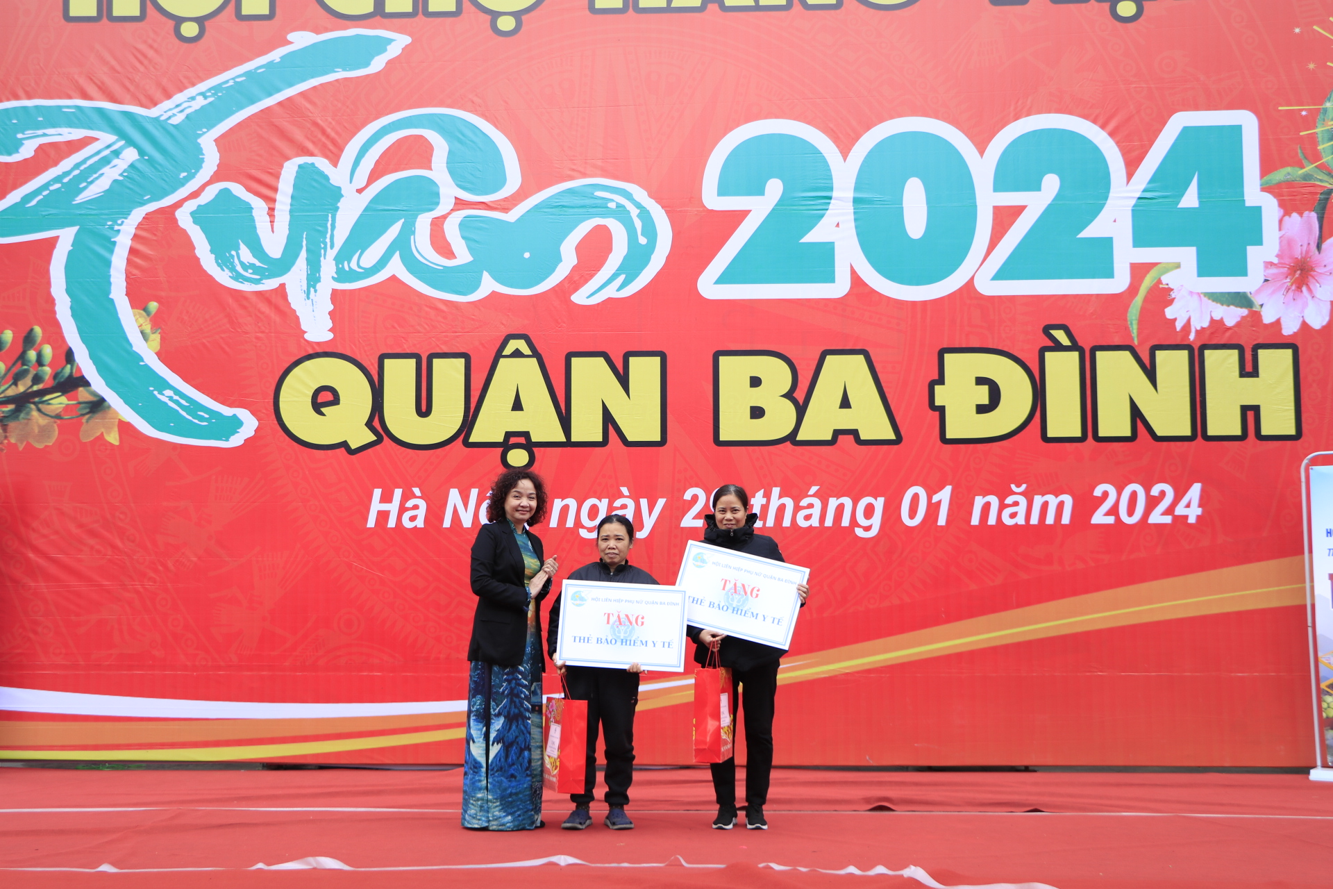 Tặng 125 suất quà cho phụ nữ khó khăn trị giá gần 90 triệu đồng - ảnh 7
