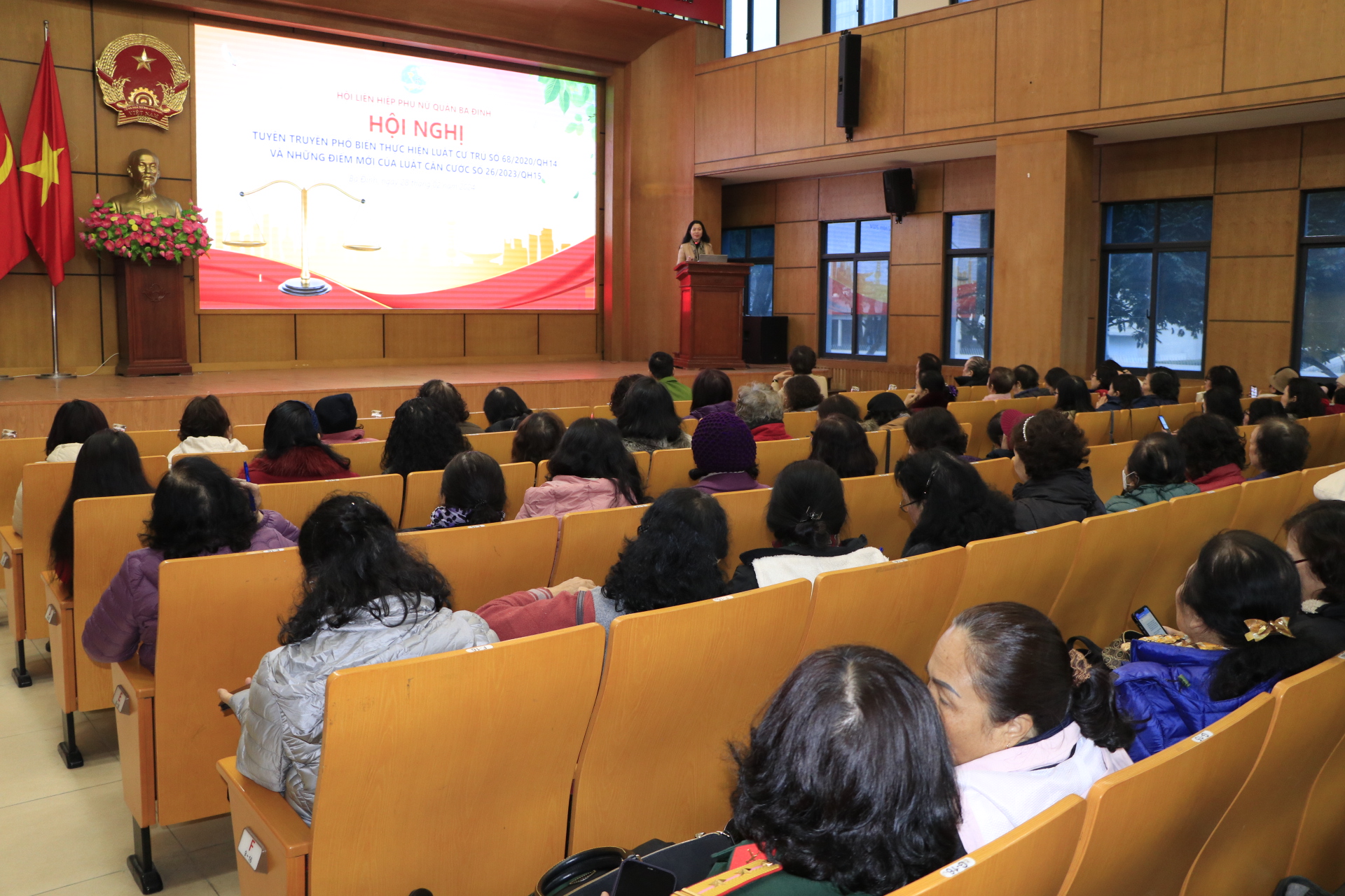 250 cán bộ, hội viên phụ nữ quận Ba Đình được truyền thông về Luật Cư trú và Luật Căn cước - ảnh 2