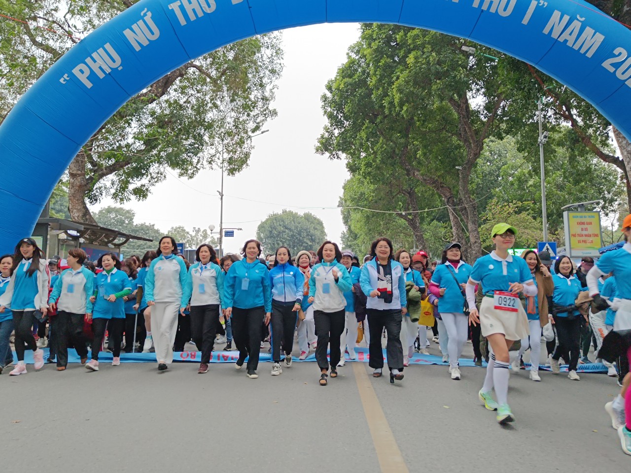 Gần 1.000 đại biểu, vận động viên tham gia Giải đi bộ “Phụ nữ Thủ đô khỏe - đẹp” lần thứ I năm 2024 - ảnh 1