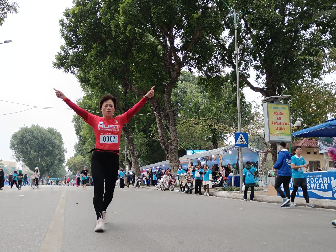 Gần 1.000 đại biểu, vận động viên tham gia Giải đi bộ “Phụ nữ Thủ đô khỏe - đẹp” lần thứ I năm 2024 - ảnh 6