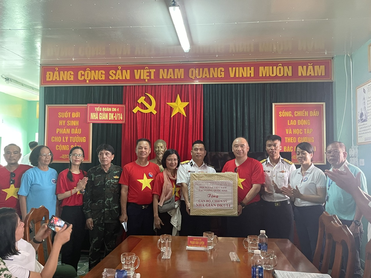 Gần 70 kiều bào thăm, động viên quân dân huyện đảo Trường Sa và Nhà giàn DKI - ảnh 8