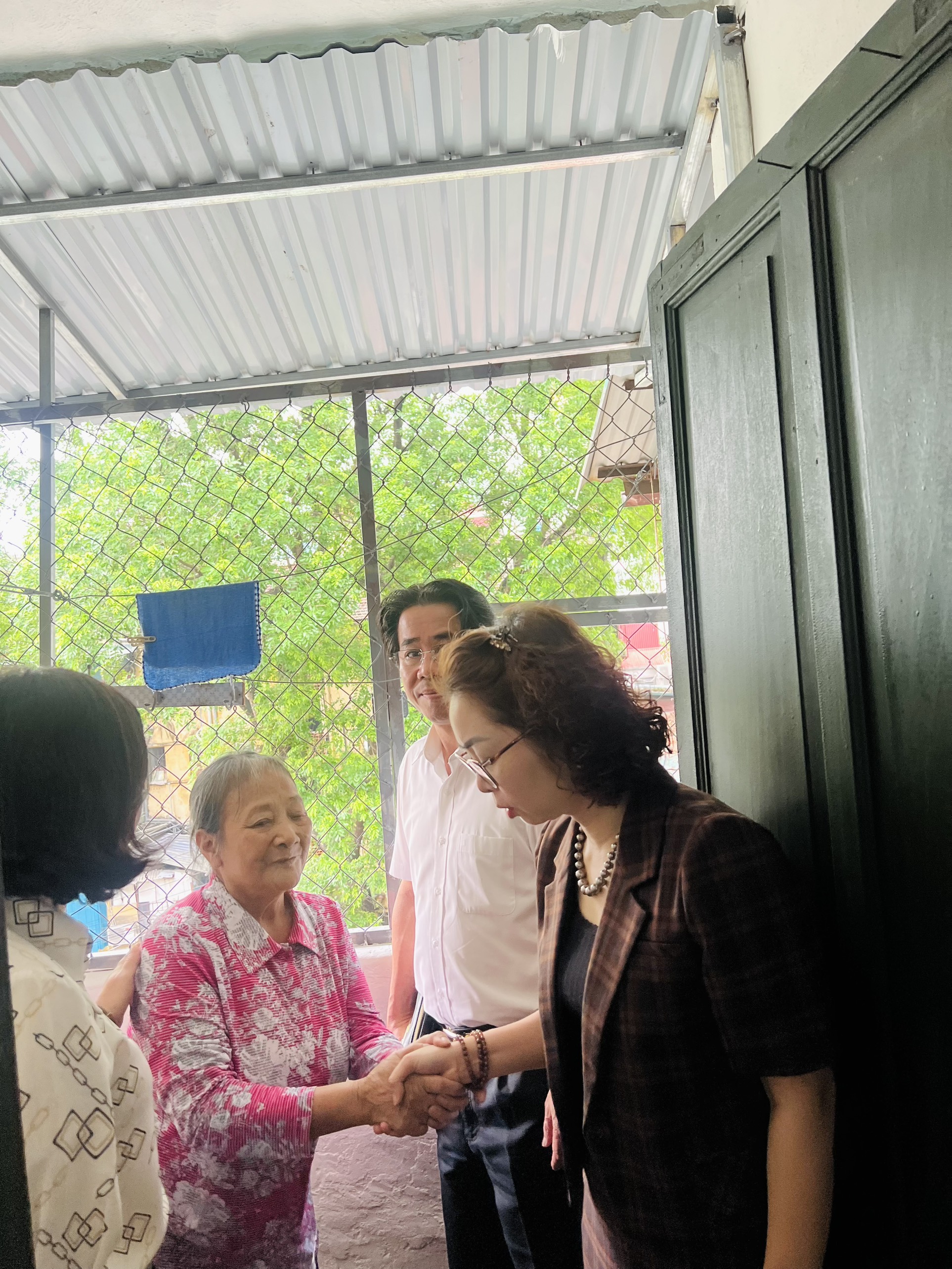 Hội LHPN phường Kim Liên, quận Đống Đa: Trao “Mái ấm tình thương” cho phụ nữ khó khăn - ảnh 5
