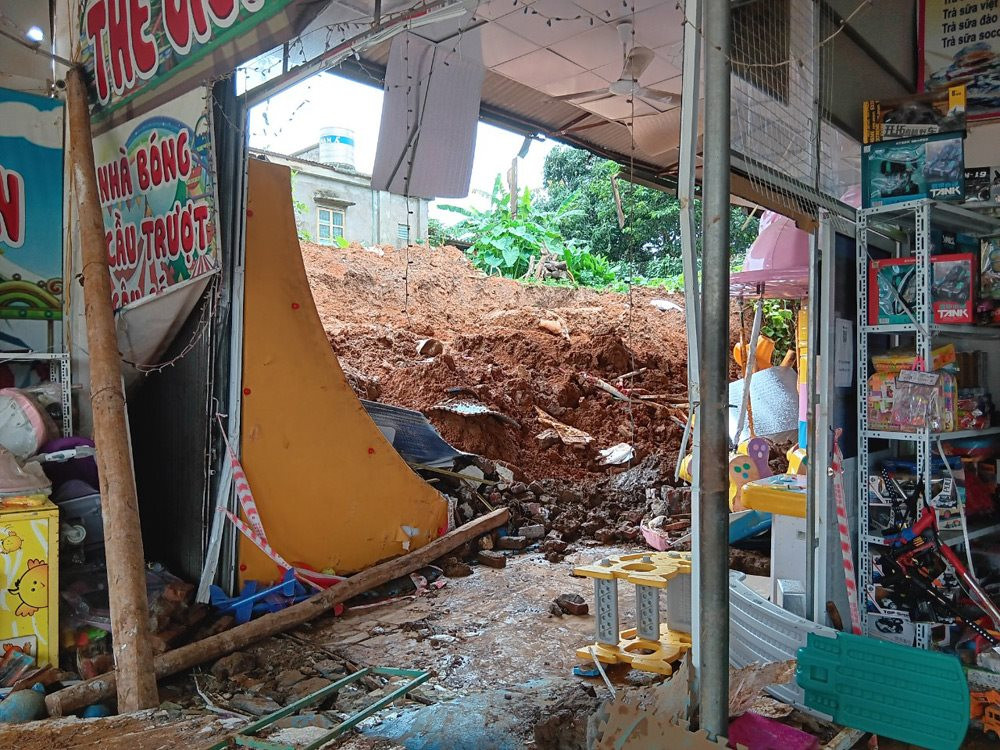 Thăm hỏi, hỗ trợ gia đình 3 cháu nhỏ tử vong trong vụ sập tường ở huyện Ba Vì - ảnh 1