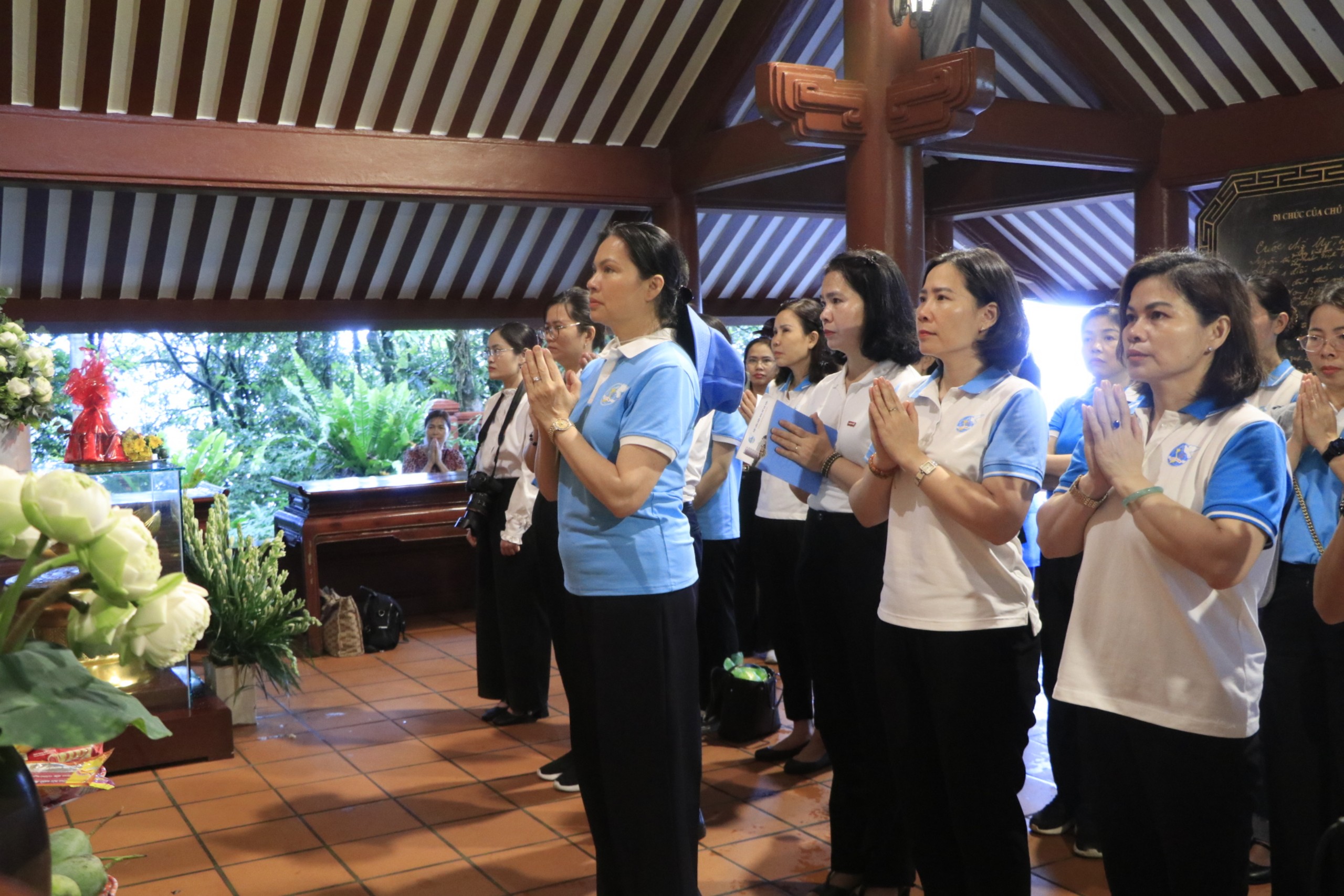 Các cấp Hội LHPN Việt Nam dâng hương tưởng nhớ Chủ tịch Hồ Chí Minh trong ngày sinh của Người - ảnh 1
