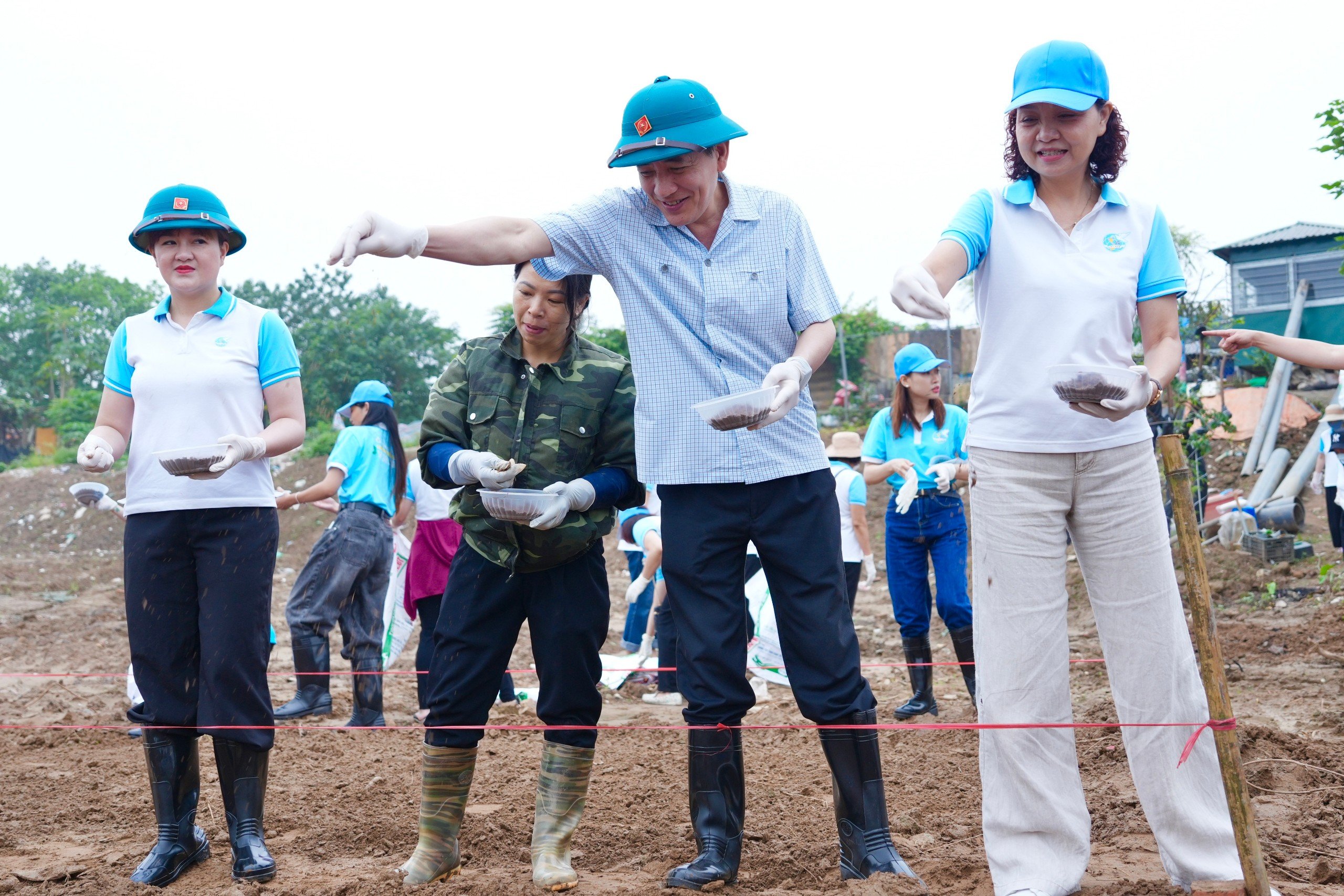 Hội LHPN quận Ba Đình: Quyết tâm biến khu vực bờ vở sông Hồng thành điểm sáng về bảo vệ môi trường - ảnh 1