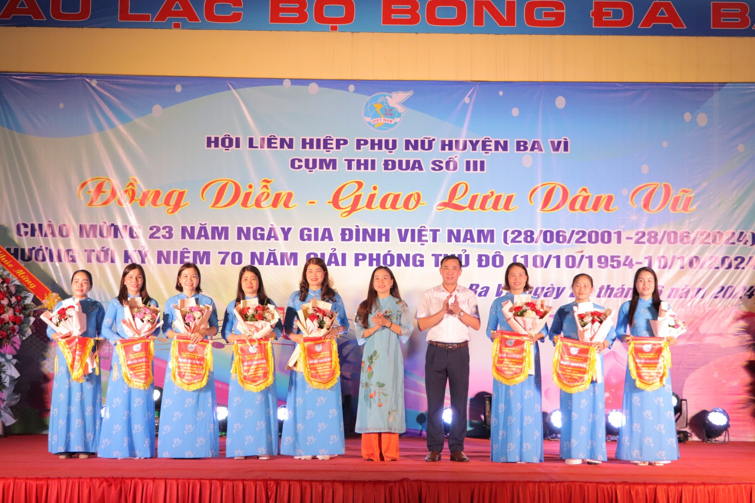 Hướng tới kỷ niệm 70 năm ngày giải phóng Thủ đô: Gần 700 cán bộ, hội viên phụ nữ huyện Ba Vì đồng diễn dân vũ - ảnh 1