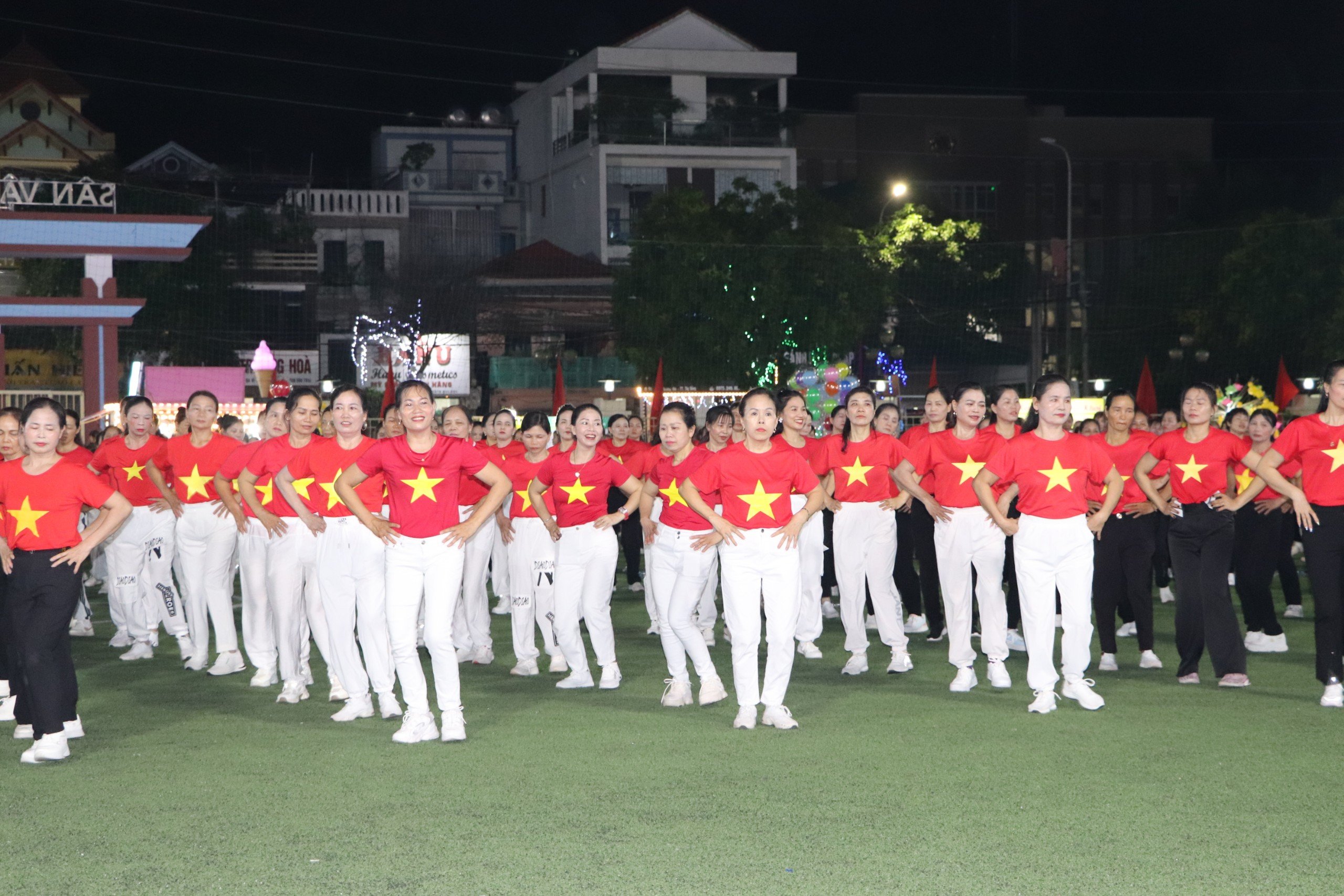 Hướng tới kỷ niệm 70 năm ngày giải phóng Thủ đô: Gần 700 cán bộ, hội viên phụ nữ huyện Ba Vì đồng diễn dân vũ - ảnh 6