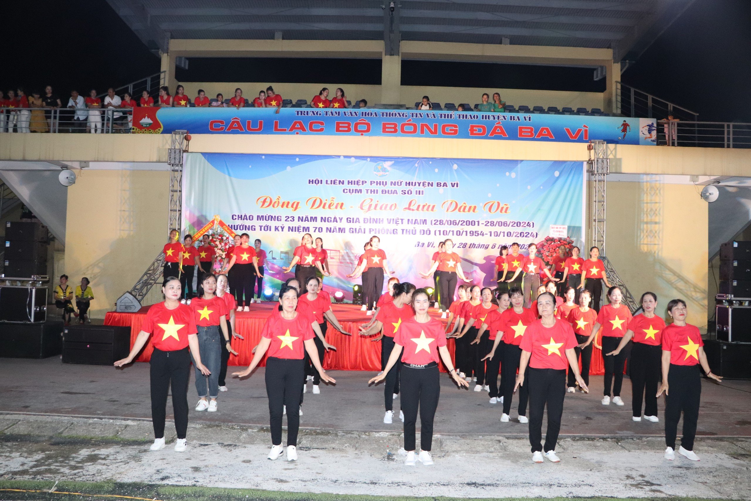 Hướng tới kỷ niệm 70 năm ngày giải phóng Thủ đô: Gần 700 cán bộ, hội viên phụ nữ huyện Ba Vì đồng diễn dân vũ - ảnh 3