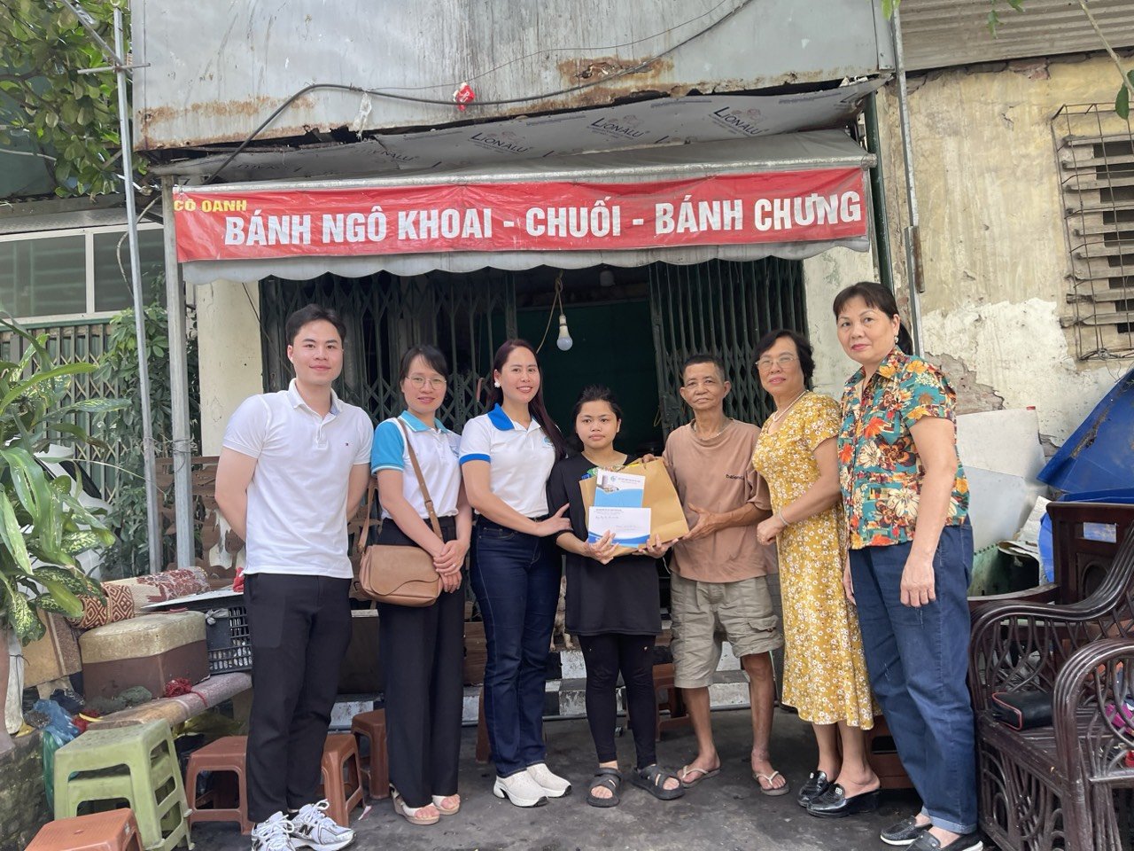 Tặng quà, trao kinh phí đỡ đầu cho 21 trẻ em mồ côi có hoàn cảnh khó khăn - ảnh 4