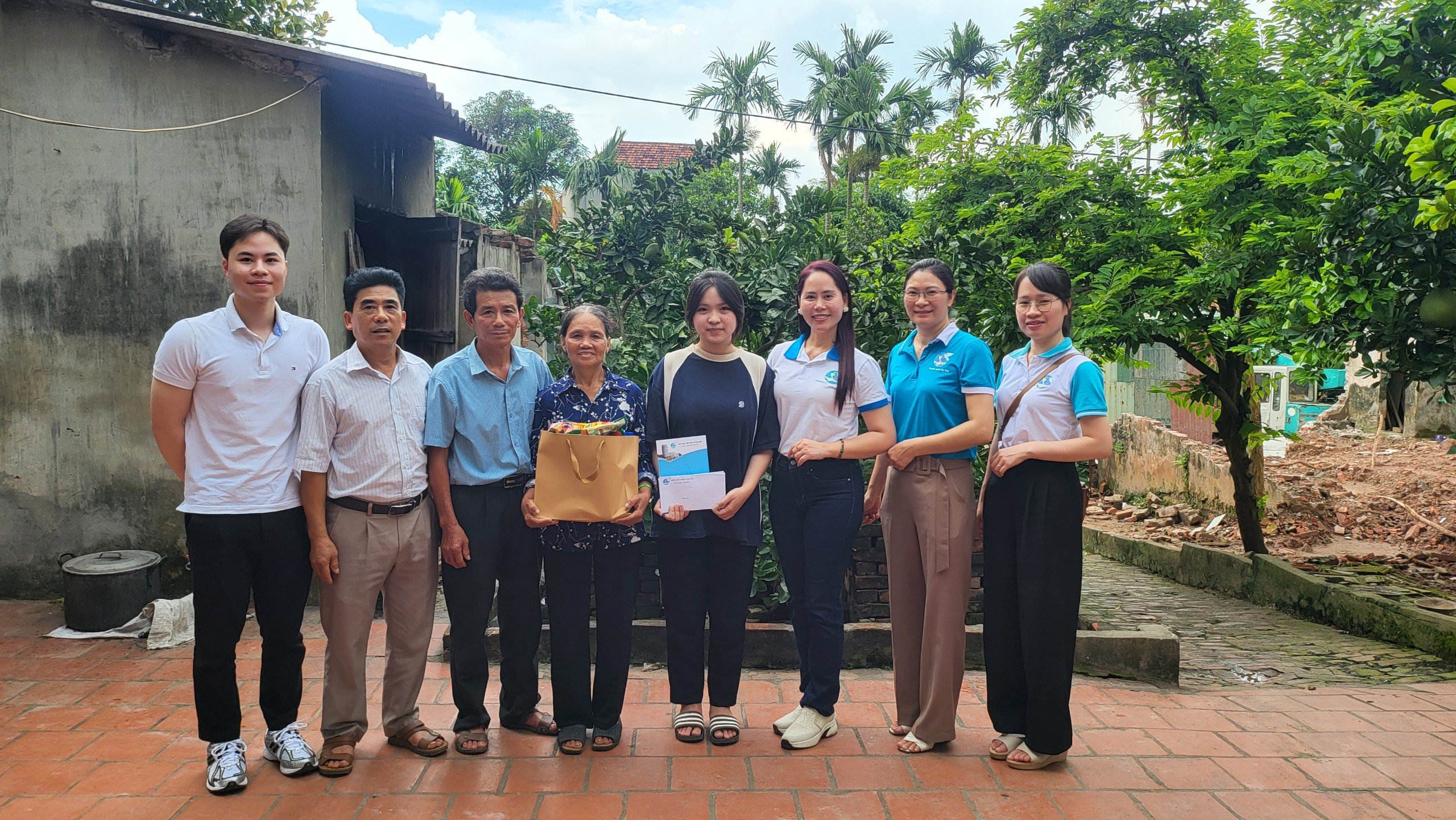 Tặng quà, trao kinh phí đỡ đầu cho 21 trẻ em mồ côi có hoàn cảnh khó khăn - ảnh 5