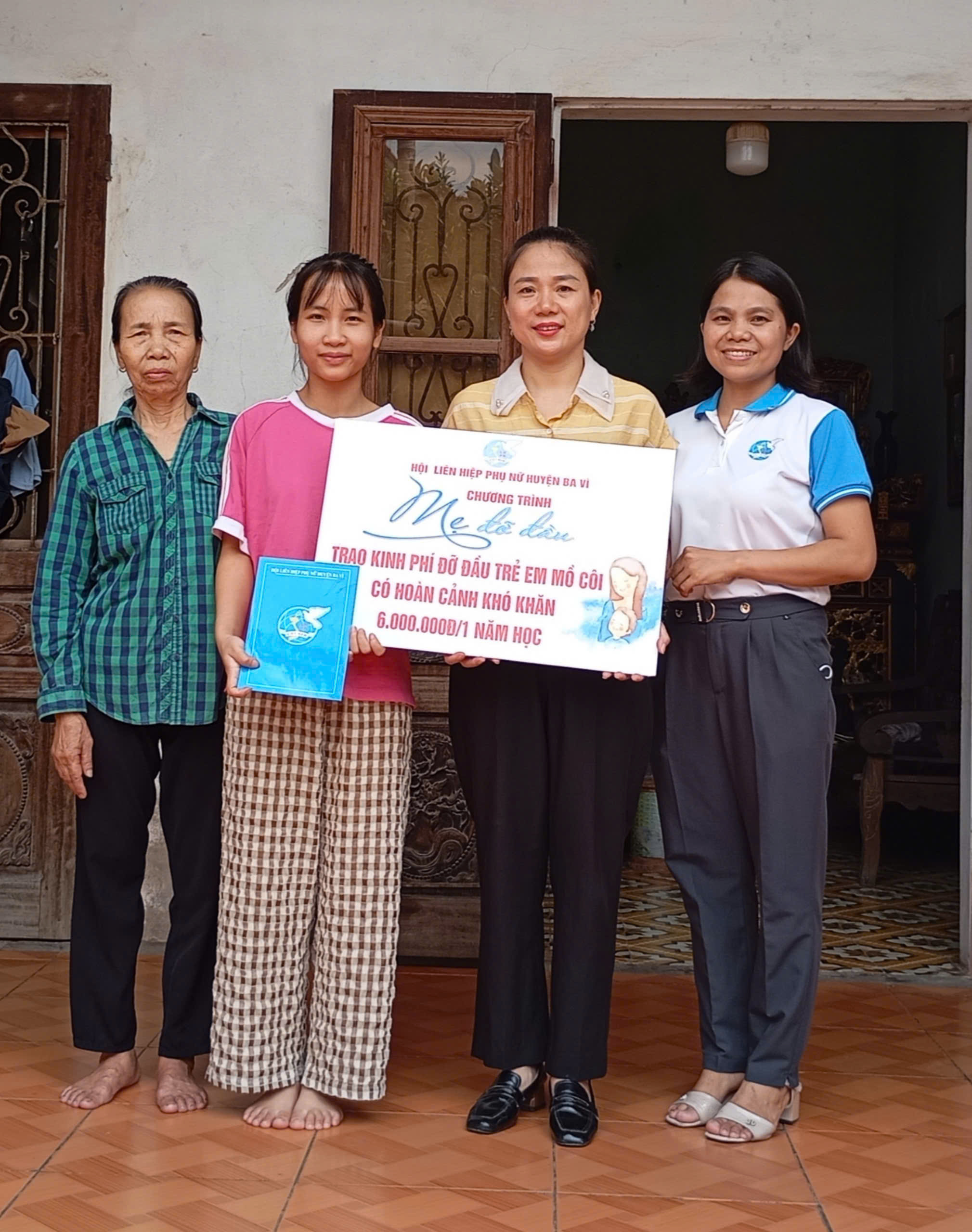 Hội LHPN huyện Ba Vì: Thăm, trao tiền hỗ trợ 4 con đỡ đầu nhân dịp năm học mới - ảnh 3