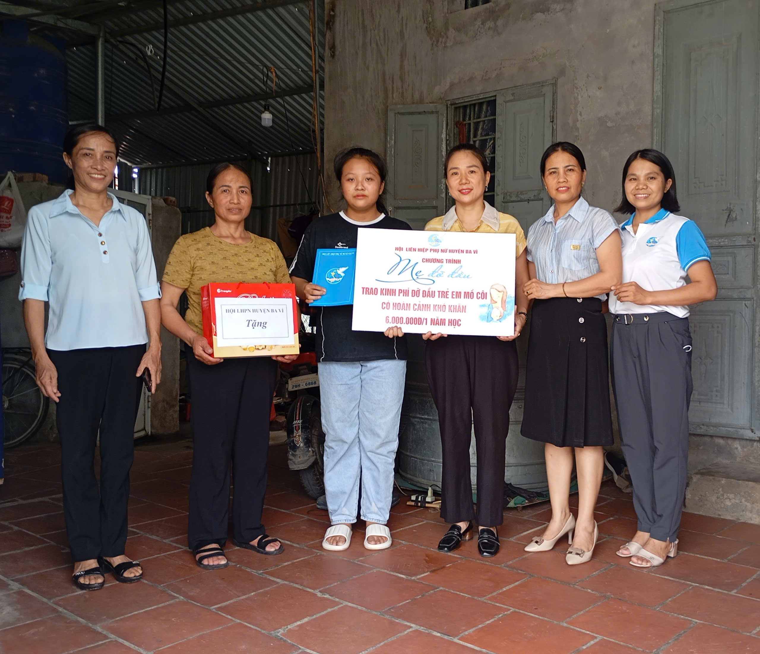 Hội LHPN huyện Ba Vì: Thăm, trao tiền hỗ trợ 4 con đỡ đầu nhân dịp năm học mới - ảnh 1