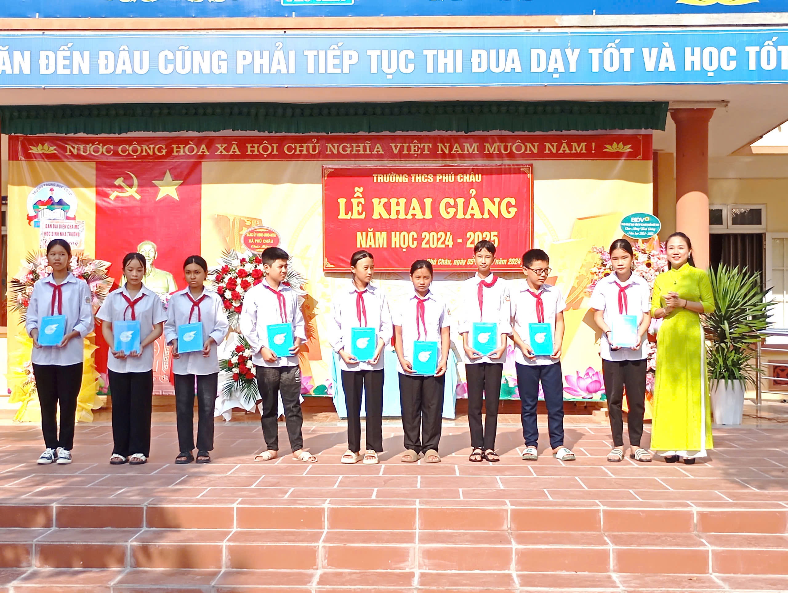 Hội LHPN huyện Ba Vì: Tặng 10 suất học bổng cho học sinh nghèo vượt khó học giỏi - ảnh 1
